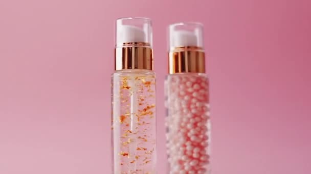 Kosmetické výrobky pro péči o pleť na růžovém pozadí, make-upu a kosmetice — Stock video