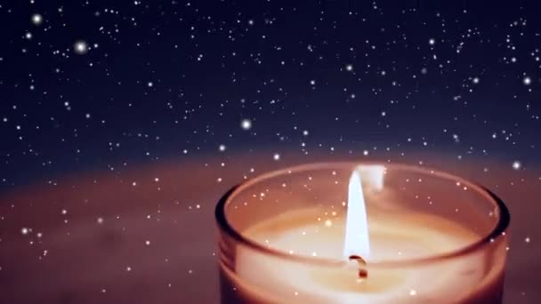 Kerststemming, brandende kaarsen en sneeuw vallen, wintermagie — Stockvideo