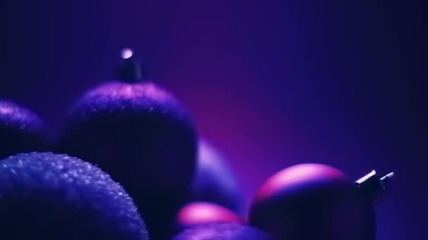 Пурпурные рождественские праздники фон, безделушки в качестве праздничного украшения зимой — стоковое видео