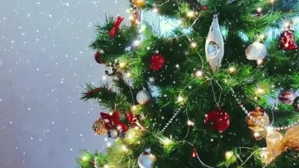 ต้นคริสต์มาส หิมะตกและแวววาว ตกแต่งงานเทศกาลในวันหยุดฤดูหนาวที่บ้าน — วีดีโอสต็อก
