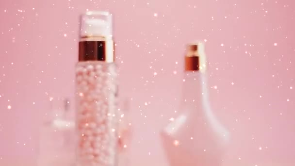 Belleza, maquillaje y promoción de productos cosméticos sobre fondo rosa con brillo navideño — Vídeos de Stock