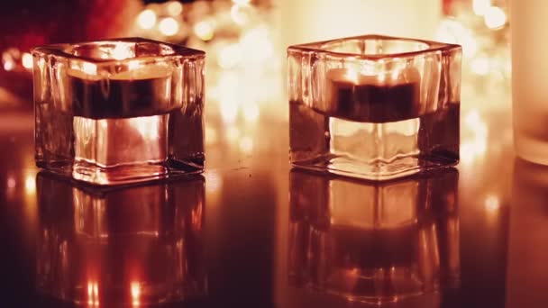 假日气氛，晚上燃点蜡烛，放松气氛 — 图库视频影像