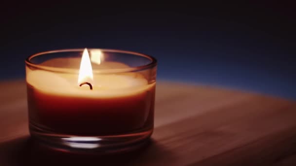 Ambiente de vacaciones, quema de velas perfumadas por la noche, ambiente relajante — Vídeo de stock