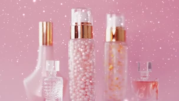 Vacanze invernali vendita prodotti di bellezza, make-up e cosmetici promozione prodotti su sfondo rosa con neve e glitter — Video Stock