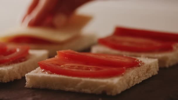 Heiße dreieckige Käse-Sandwiches zubereiten, hausgemachtes Trostfutter — Stockvideo