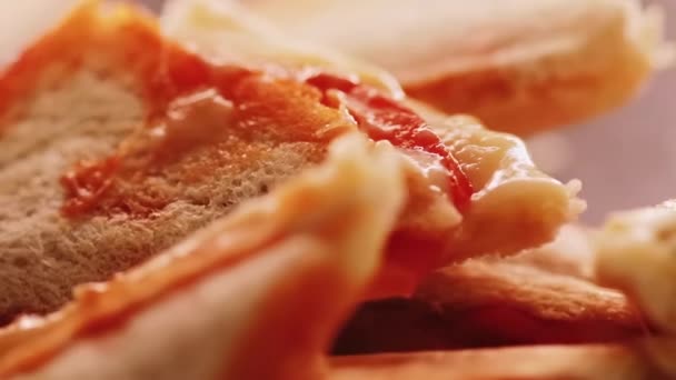 Sanduíches de queijo triangular quente cozidos em torradeira de sanduíche, comida caseira de conforto — Vídeo de Stock