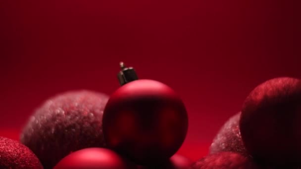 Kırmızı dekoratif Noel mücevherleri bayram tatili arka planında — Stok video