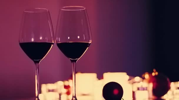 Romantikus dátum éjszakai háttér, pohár vörösbor és arany gyertyák — Stock videók