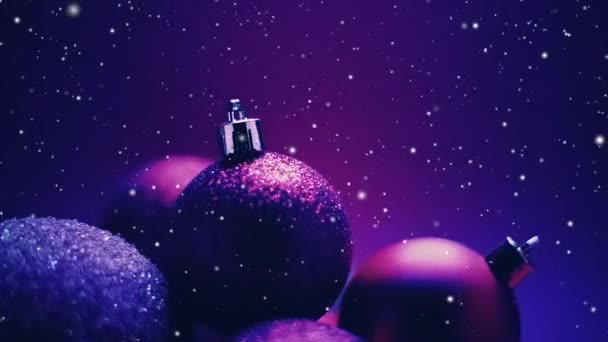 Karlı Noel tatili arka planı, kar ve mor mücevherler şenlikli kış süsü olarak — Stok video