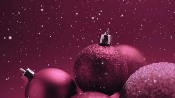 Verschneite Weihnachtsfeiertage Hintergrund, Schnee und rosa Kugeln als festliche Winterdekoration — Stockvideo