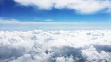 Bulutlar ve mavi gökyüzü doğa arkaplanı olarak