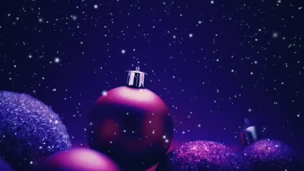 Natale innevato sfondo vacanze, neve e palline viola come decorazione invernale festiva — Video Stock