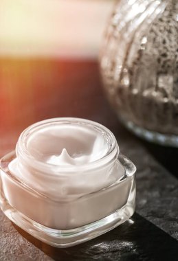 Yüz kremi nemlendirici cilt bakımı ve vücut bakımı ürünleri, ev spası ve doğal cilt bakımı için organik güzellik ürünleri.