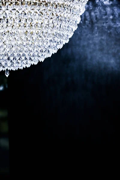 Kristallen glazen kroonluchter als home decor, interieur en luxe meubels detail, vakantie uitnodiging kaart achtergrond — Stockfoto