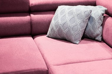 Ev dekorasyonu, iç tasarım ve lüks mobilya arka planı, kanepe ve yastık ayrıntıları.