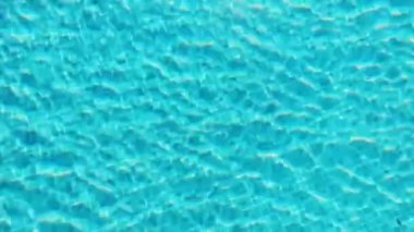 Yaz tatili olarak kristal mavi suyla yüzme havuzu ve havuz kenarında tropik cennet tatili.