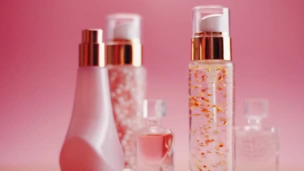 Bellezza, make-up e cosmetici promozione del prodotto su sfondo rosa, profumo, fragranza e bottiglie per la cura della pelle — Video Stock