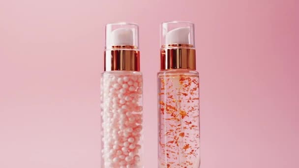 Productos de belleza para el cuidado de la piel sobre fondo rosa, maquillaje y cosméticos — Vídeo de stock