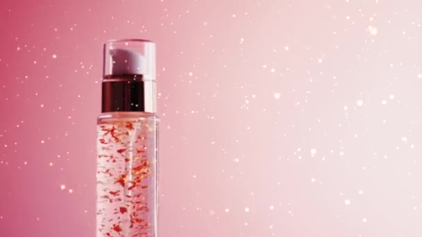 Προϊόν ομορφιάς Skincare σε ροζ φόντο με χρυσαφί λάμψη διακοπών, μακιγιάζ και καλλυντικά — Αρχείο Βίντεο
