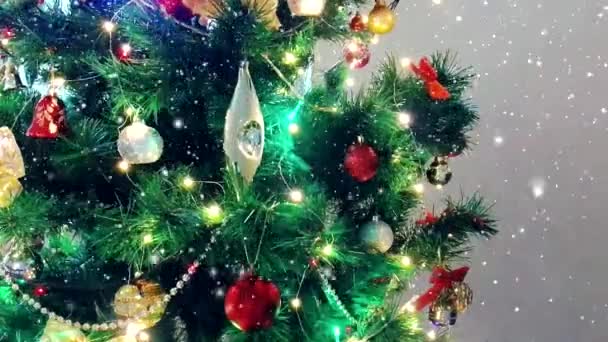 Χριστουγεννιάτικο δέντρο, πτώση χιονιού και glitter, εορταστικές διακοσμήσεις για τις χειμερινές διακοπές στο σπίτι — Αρχείο Βίντεο
