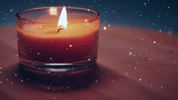 Natale umore di festa, candela accesa e neve che cade, magia invernale — Video Stock