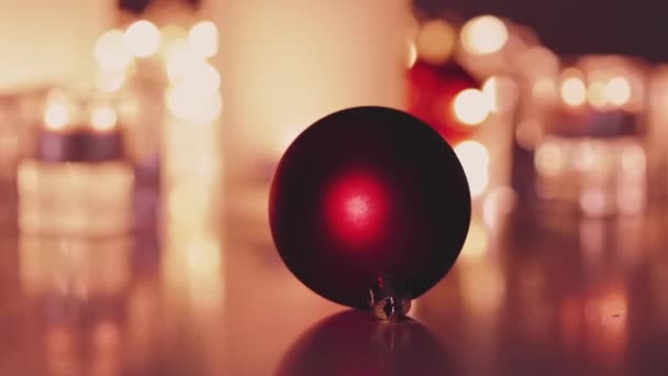 Bola roja de Navidad como decoración festiva de invierno, fondo de vacaciones — Vídeos de Stock