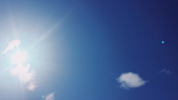 Céu azul, sol e nuvens como natureza b-roll fundo — Vídeo de Stock