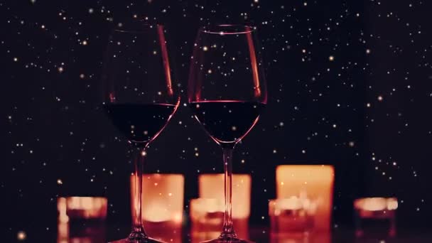 Romantické datum noc pozadí, sklenice vína a svíčky se zlatým svátkem třpytí — Stock video
