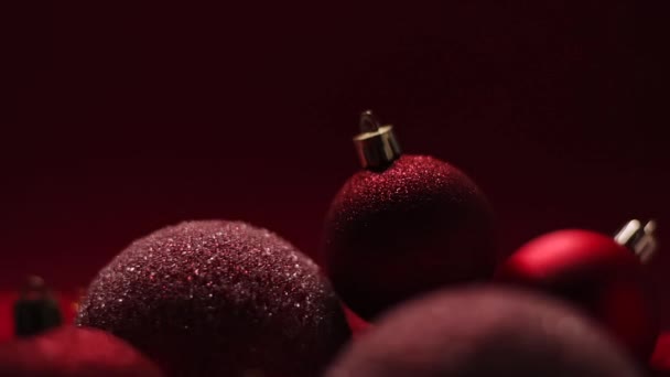 Κόκκινο Χριστούγεννα διακοπές φόντο, μπιχλιμπίδια ως εορταστική διακόσμηση χειμώνα — Αρχείο Βίντεο