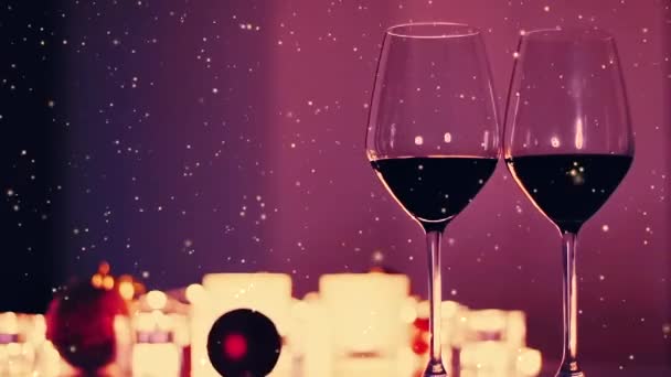 Romantyczne tło nocy daty, kieliszki wina i świece ze złotym świątecznym brokatem — Wideo stockowe