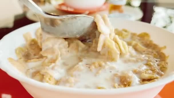 夏天在户外吃早餐时，有牛奶的谷物碗 — 图库视频影像