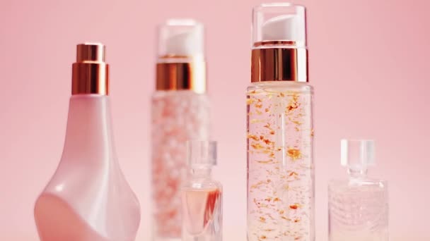 粉红背景、香水、香水和护肤瓶的化妆品、化妆品和化妆品促销 — 图库视频影像