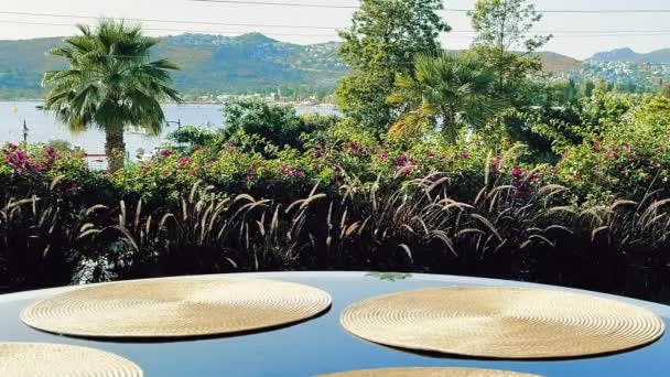 Сервированный стол и средиземноморский пейзаж, тропическая природа летом, летние путешествия и отдых — стоковое видео
