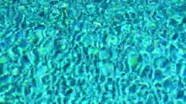 Yaz tatili olarak kristal mavi suyla yüzme havuzu ve havuz kenarında tropik cennet tatili.