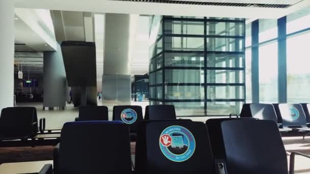Prázdný interiér letiště během pandemie koronaviru, cestující v obličejových maskách, zdraví a pojetí cestování. Letiště Istanbul jako mezikontinentální centrum pro cestující a mezinárodní letiště — Stock video