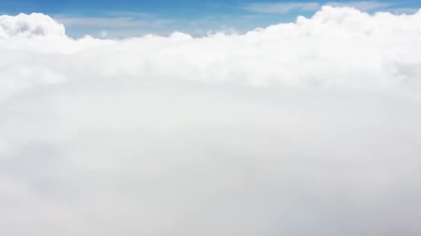 Wolken en blauwe lucht als achtergrond van de natuur — Stockvideo