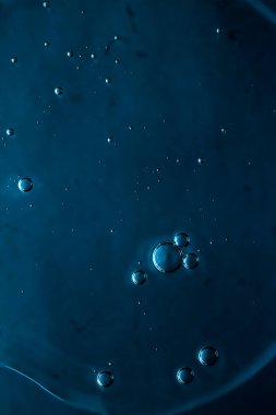 Mavi su dokusu su arka planı, doğa ve bilim konsepti, cilt kozmetik ürünleri ve hijyen makrosu kapanışı