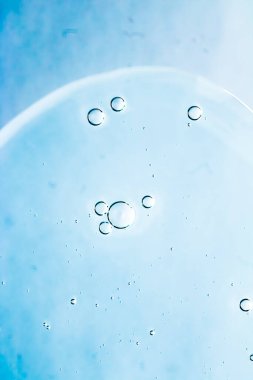 Mavi su dokusu su arka planı, doğa ve bilim konsepti, cilt kozmetik ürünleri ve hijyen makrosu kapanışı