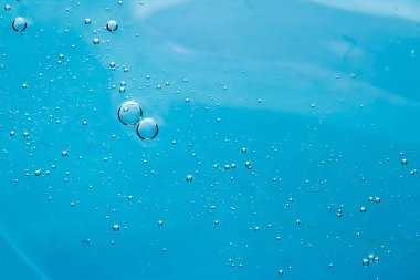 Mavi su dokusu su arka planı, doğa ve bilim konsepti, cilt kozmetik ürünleri ve hijyen makrosu kapanışı