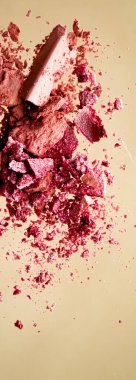 Ezilmiş kozmetik ürünleri, mineral organik göz farı, kızartıcı ve kozmetik tozu altın arka plan, makyaj ve güzellik afişi, düz çizgi tasarımı