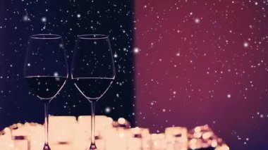 Romantik kış buluşması gecesi geçmişi, şarap bardakları ve karlı mumlar ve tatil simleri.