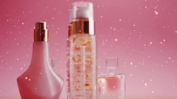 Promocja produktów kosmetycznych i kosmetycznych na różowym tle z brokatem świątecznym — Wideo stockowe