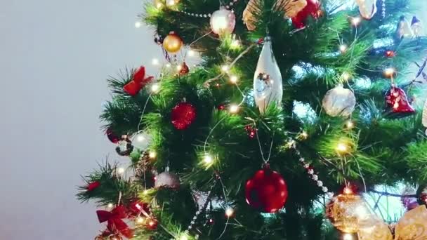 Árvore de Natal, luzes e decorações festivas, brinquedos vintage e ornamento, férias de inverno e decoração de casa — Vídeo de Stock