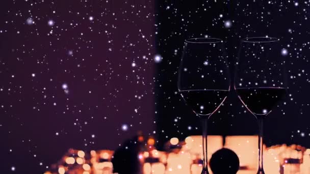 Ρομαντικό φόντο νύχτα ημερομηνία χειμώνα, ποτήρια κρασί και κεριά με χιόνι και λάμψη διακοπών — Αρχείο Βίντεο