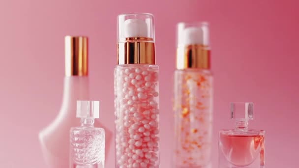 Güzellik, makyaj ve kozmetik ürünleri pembe arka plan, parfüm, parfüm ve cilt şişeleri üzerine promosyon — Stok video