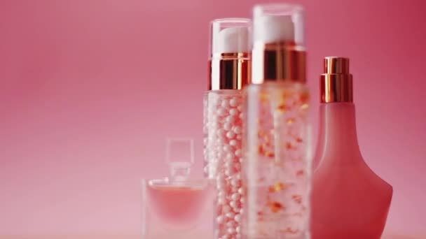 Güzellik, makyaj ve kozmetik ürünleri pembe arka plan, parfüm, parfüm ve cilt şişeleri üzerine promosyon — Stok video