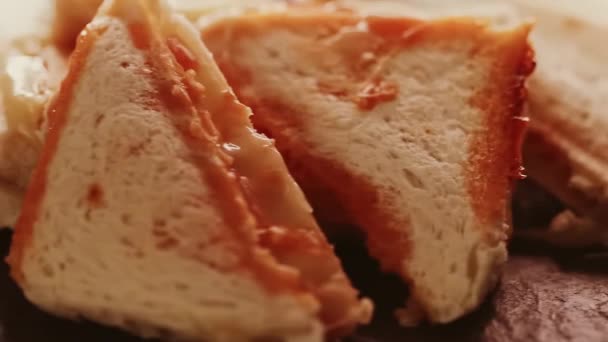 Гарячі трикутні сирні бутерброди, приготовані в бутербродній тостері, їжа домашнього комфорту — стокове відео
