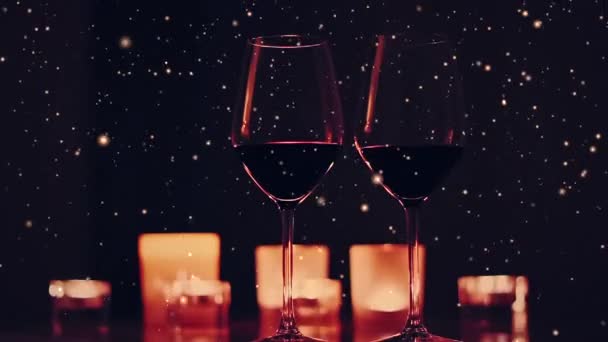 Ρομαντικό φόντο τη νύχτα ημερομηνία, ποτήρια κρασί και κεριά με χρυσό στολίδι διακοπών — Αρχείο Βίντεο