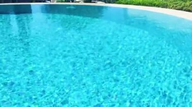 Yaz tatili olarak kristal mavi suyla yüzme havuzu ve havuz kenarında tropik cennet tatili.