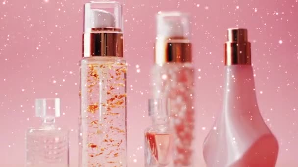 Vacanze invernali vendita prodotti di bellezza, make-up e cosmetici promozione prodotti su sfondo rosa con neve e glitter — Video Stock